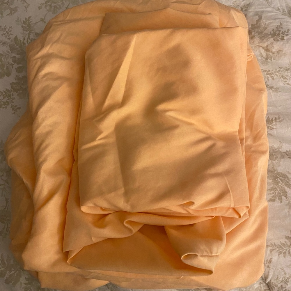 C&C California peach/coral queen sheet set. Like New!